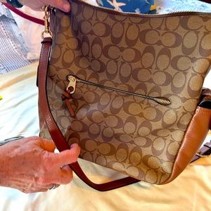 Beautiful coach bag. It’s in new condition,inside and out.